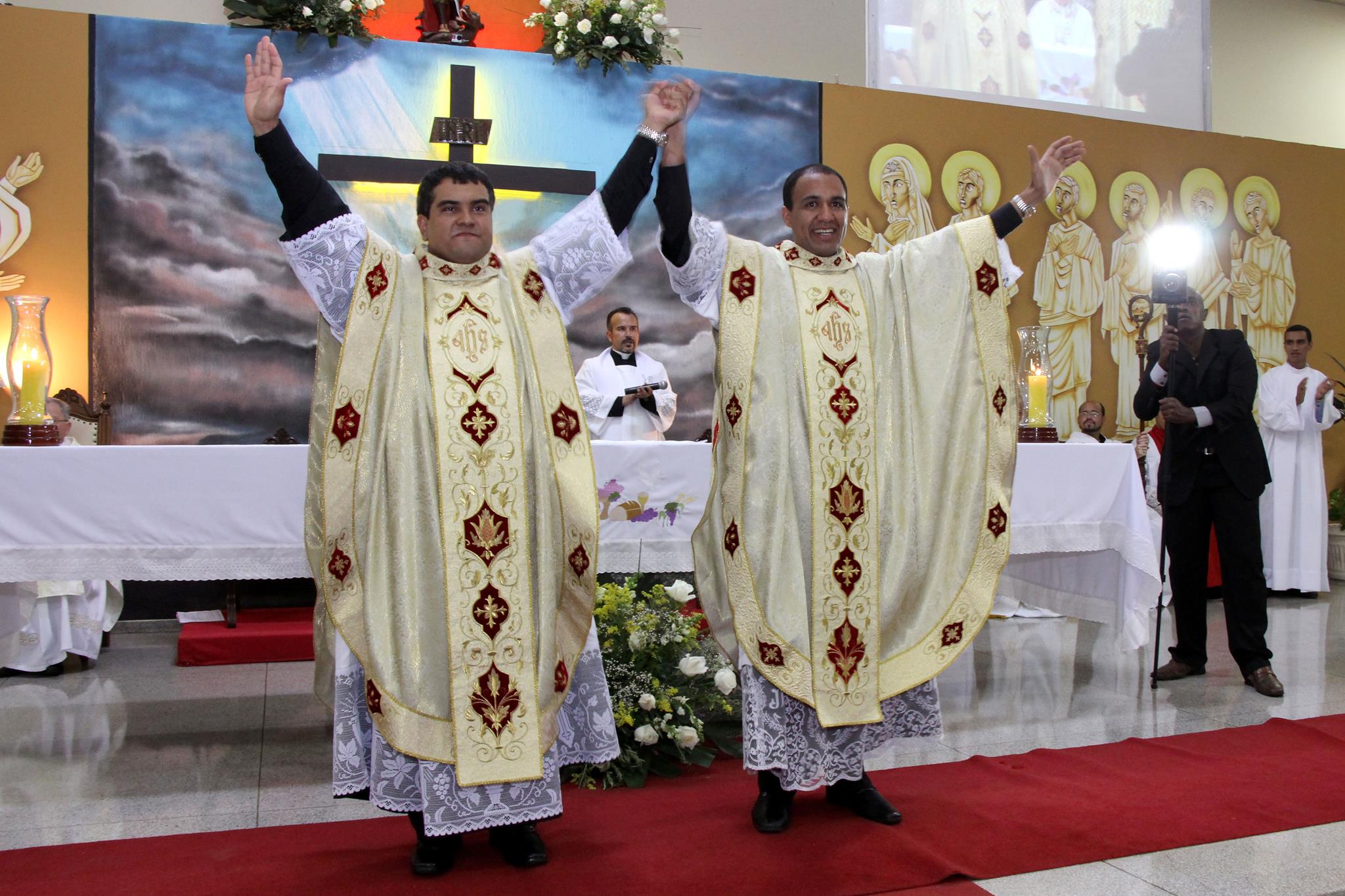 Neo-presbíteros, Luís Fernando e Thiago, são ordenados em Miguelópolis