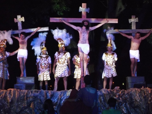 PAIXÃO DE CRISTO EMOCIONA 2 MIL PESSOAS EM BARRETOS 