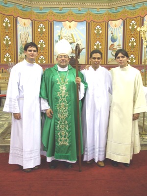 MINISTÉRIOS: Seminaristas foram instituídos em ministérios na Catedral