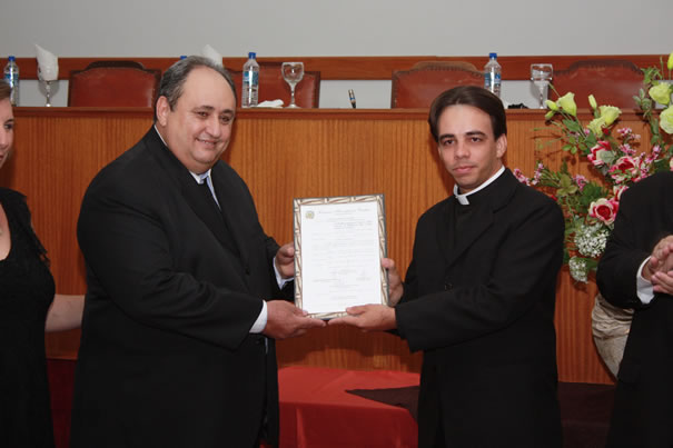 Padre Ivanaldo recebe título de Cidadão Honorário Olimpiense