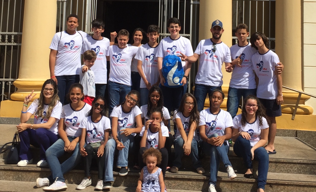 Foto | Jovens do Caminho Neocatecumenato da Catedral pedem colaboração para participarem da JMJ Panamá 2019