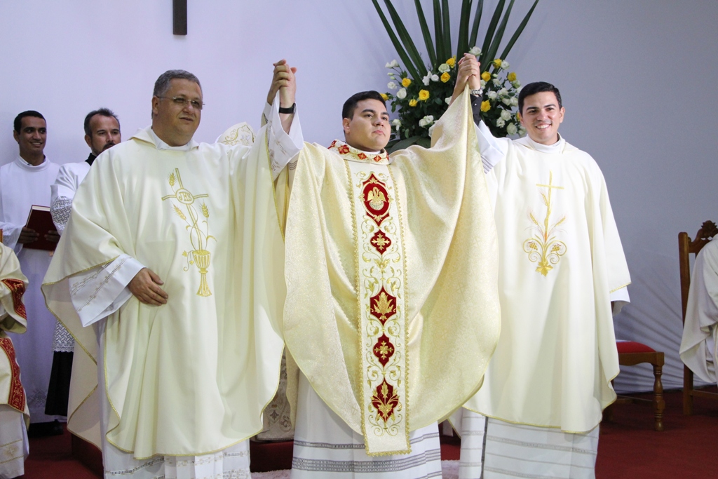 Foto | Padre Diego Mendes é ordenado em Cajobi