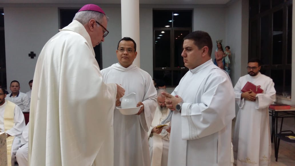 Foto | Seminaristas Carlos Araki e Pedro recebem os ministérios de acolitato e leitorato