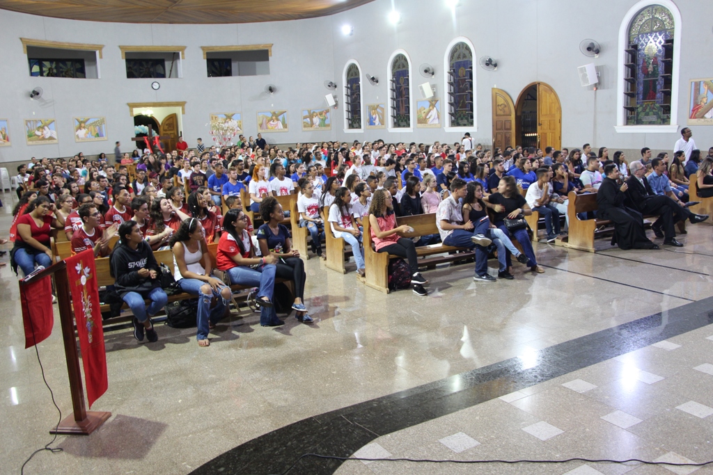 Foto | Centenas de jovens participam da Vigília Diocesana da Juventude 2019