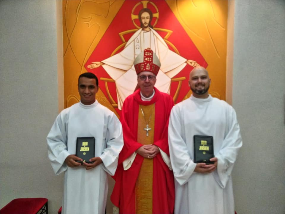 Foto | Dom Milton realiza a ordenação diaconal de seminaristas em Morro Agudo no dia 10 de setembro