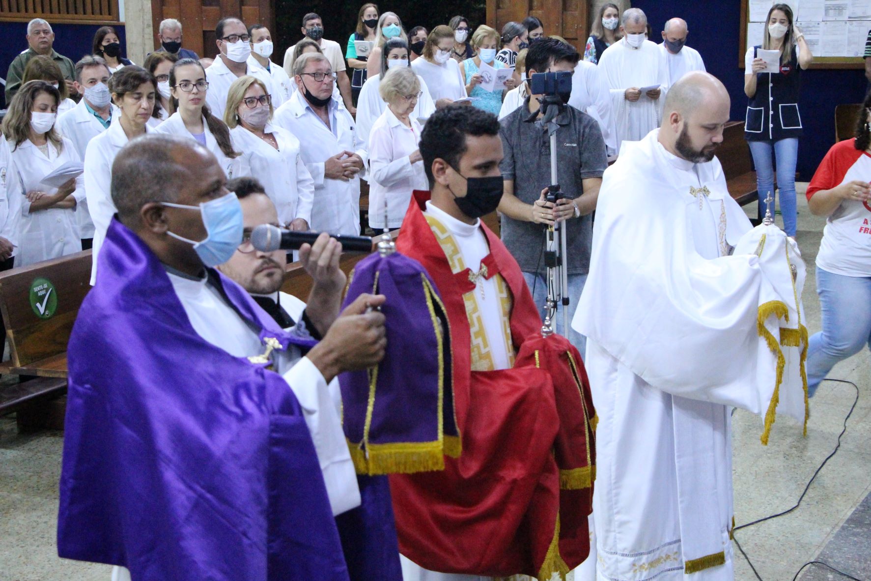 Foto | Padres renovam promessas sacerdotais em Olímpia durante a Missa do Crisma