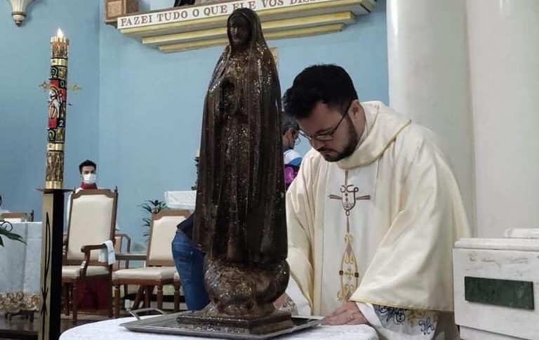 Santuário Nossa Senhora Aparecida reúne mais de 5 mil fiéis na visita de Nossa Senhora que verte mel