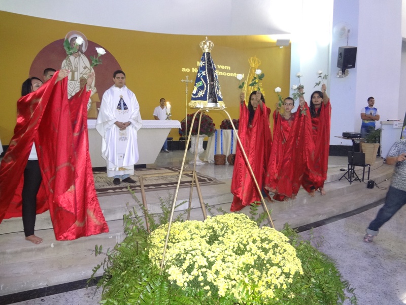 Jovens e atiradores do Tiro de Guerra participam da abertura da Novena da Padroeira na Minibasílica 