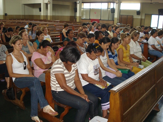 REUNIÃO COM CATEQUISTAS DA 1ª ETAPA DA CATEQUESE AVALIA PRIMEIROS MESES DO MATERIAL CATEQUÉTICO