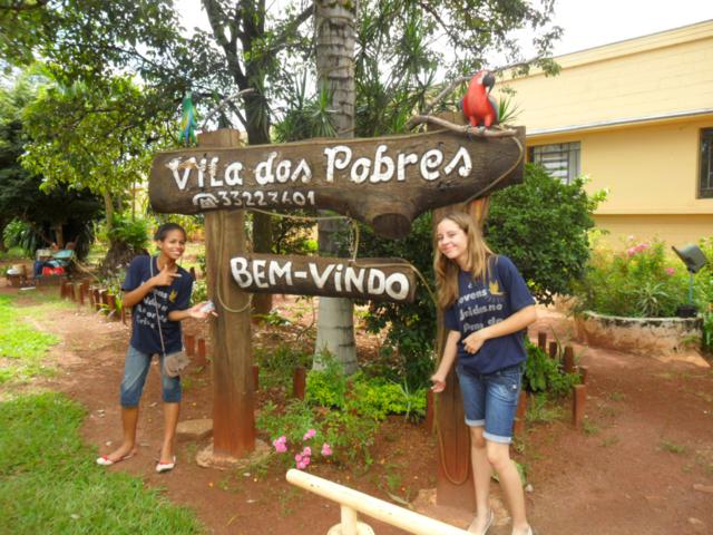 Grupo de Jovens visita o asilo Vila dos Pobres