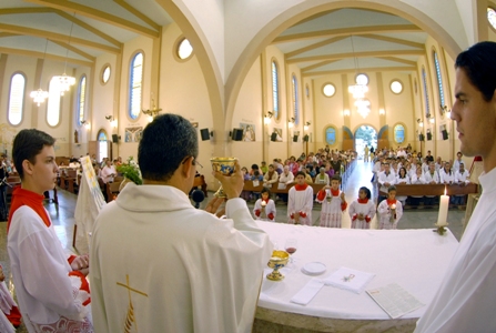 MINISTROS EXTRAORDINÁRIOS DA EUCARISTIA PARTILHAM PÃES COM ASSEMBLEIA NA MISSA DE CORPUS CHRISTI