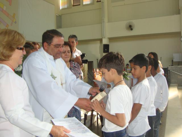 Catequizandos recebem Bíblia na Paróquia São Benedito