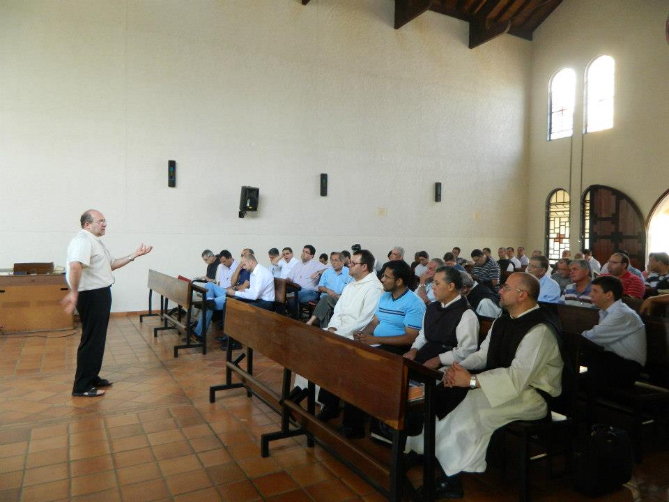 Dom Edmilson assessora encontro sobre Lectio Divina na Diocese de S. João da Boa Vista