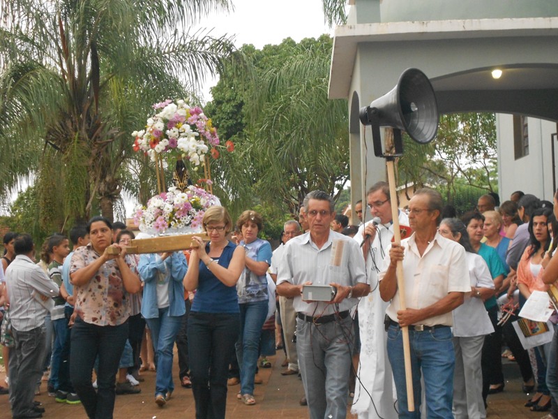 Fiéis e devotos de Ipuã participam de procissão e missa em louvor à padroeira do Brasil