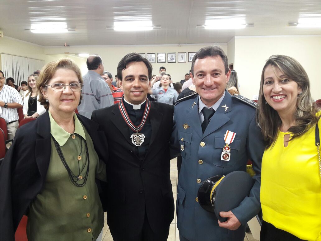 Padre Ivanaldo recebe a comenda Heróis de 32 em Olímpia