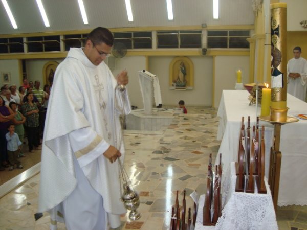 PARÓQUIA SÃO JOSÉ DE MORRO AGUDO CELEBRA ANIVERSÁRIO DO PADRE EMERSON