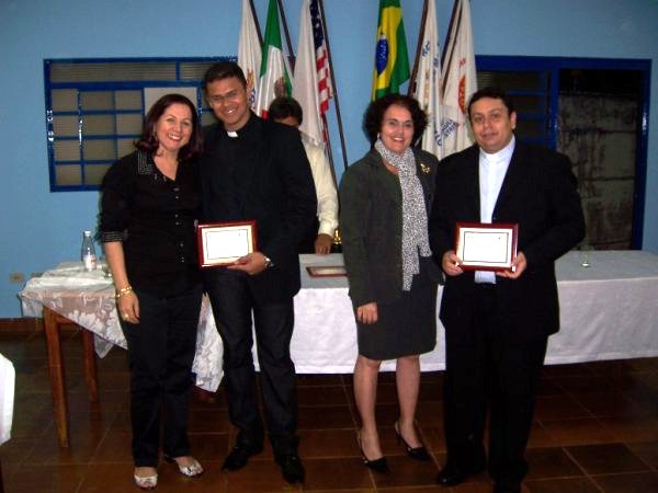 PADRES DE MORRO AGUDO SÃO HOMENAGEADOS PELO ROTARY DA CIDADE