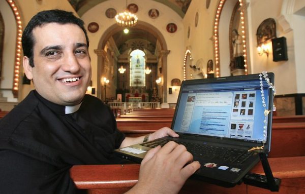 QUASE 100% DOS SACERDOTES TÊM ACESSO À INTERNET