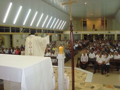 HORA SANTA VOCACIONAL EM MORRO AGUDO REZOU POR TODOS OS PADRES DA DIOCESE