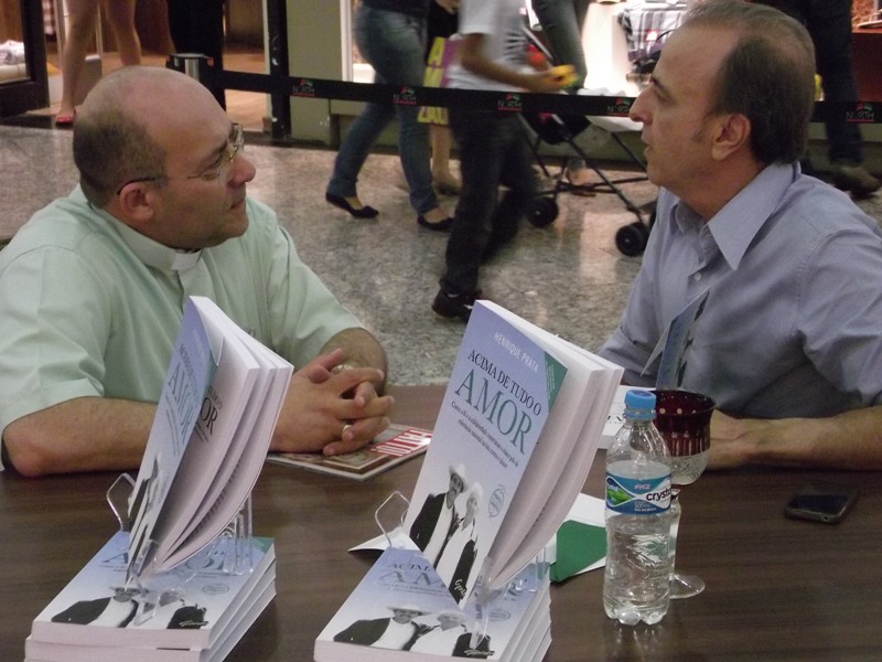 Bispo prestigia Noite de Autógrafos de Henrique Prata no shopping de Barretos