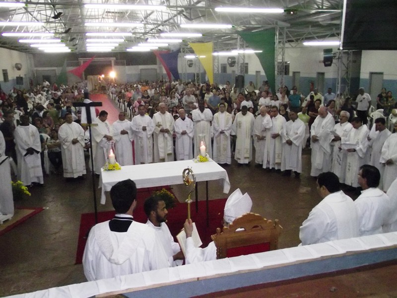 Padres renovam as promessas sacerdotais durante a Missa do Crisma