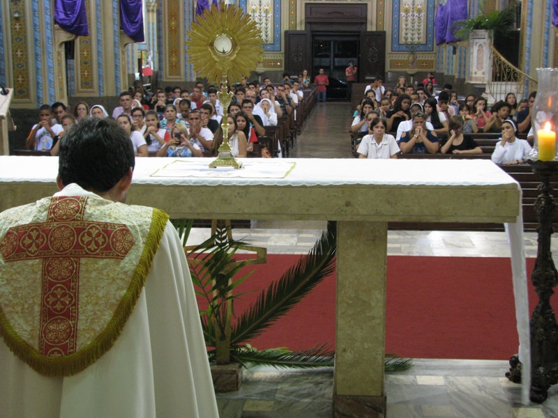 Jovens de Barretos participam de vigília na Catedral