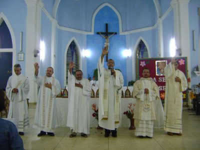 DIÁCONO HAMILTON E PADRE TONINHO ASSUMEM A PARÓQUIA DE GUARACI