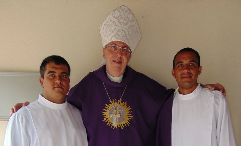 Seminaristas Thiago e Luís Fernando serão ordenados diáconos hoje em Miguelópolis