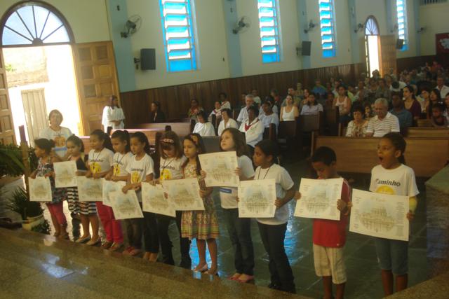 Catequizandos recebem “Profissão de fé” na Paróquia Bom Jesus