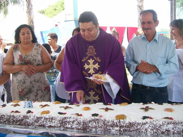 Padre Sílvio ganha bolo de 6 metros