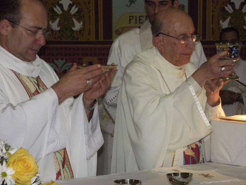 Centenas de fiéis participam da missa de 50 anos de sacerdócio de Dom Gaspar