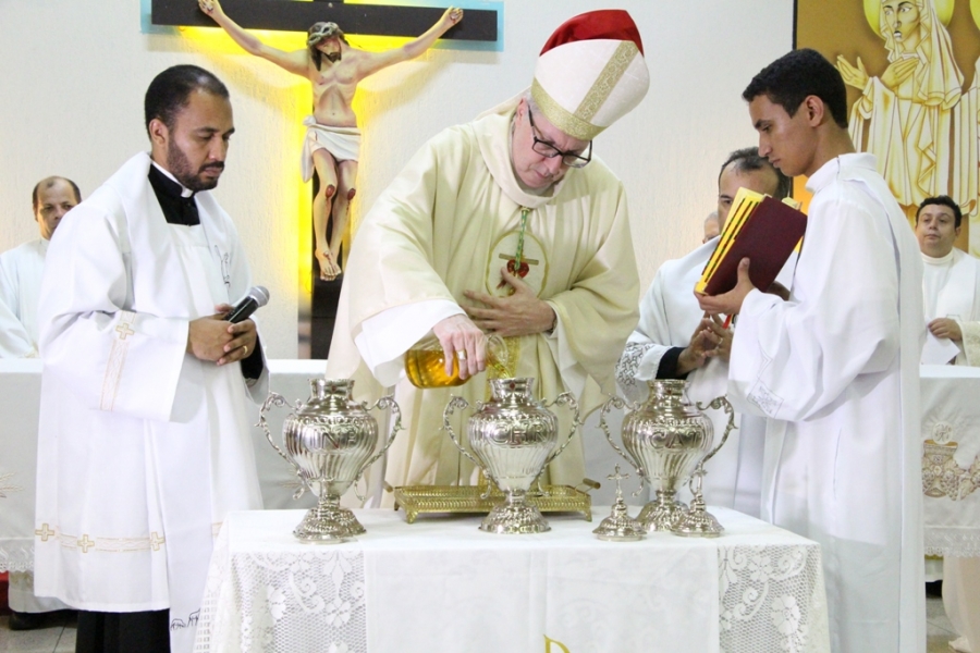 Missa do Crisma reúne padres, religiosos e líderes pastorais das 24 paróquias da diocese na Quarta-feira Santa na Catedral