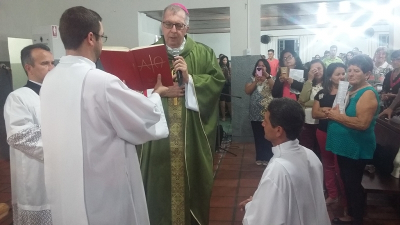 Candidato ao diaconado permanente recebe os ministérios de Leitor e Acólito em Guaraci