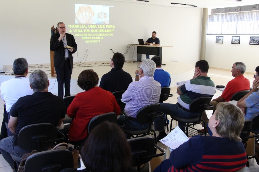 Setor Família apresenta projetos para lideranças durante encontro diocesano