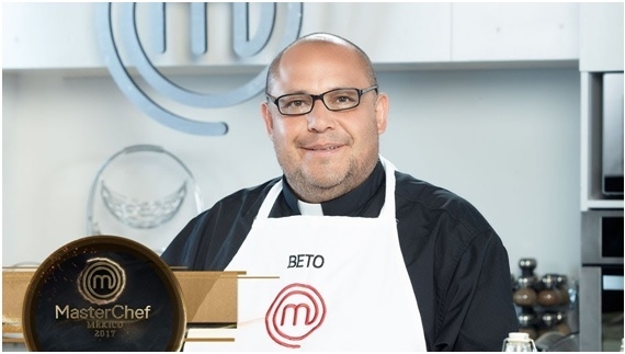 Versão mexicana do MasterChef conta um padre entre os participantes