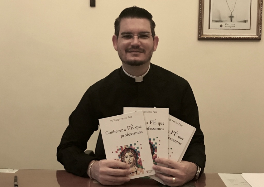 Foto | Padre Thiago Faccini Paro lança novo livro em Barretos e Colina